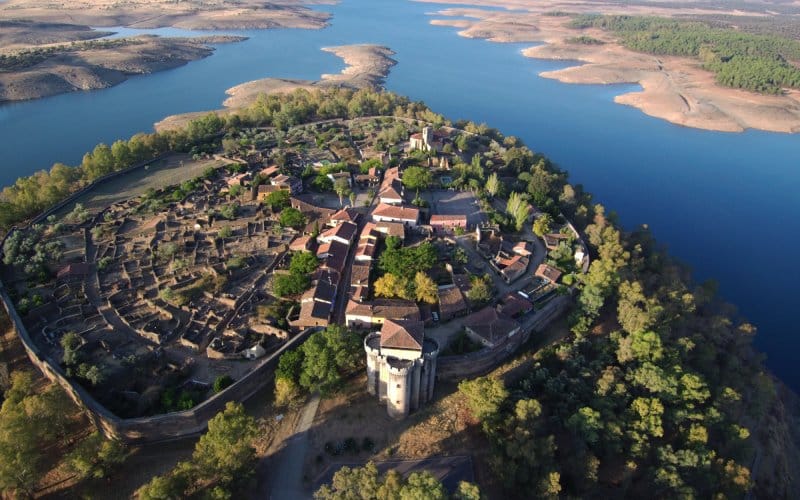Granadilla, rodeada del embalse