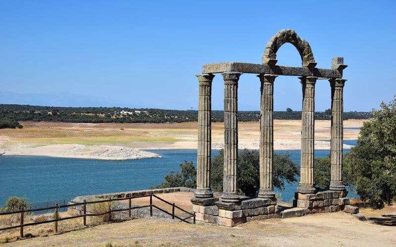 Los Mármoles, en el embalse de Valdecañas