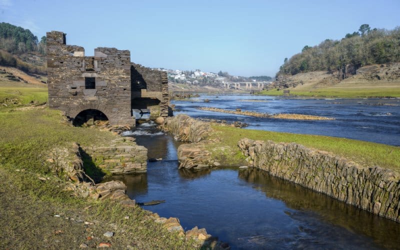 El viejo pueblo de Portomarín, sepultado bajo las aguas del embalse de Belesar
