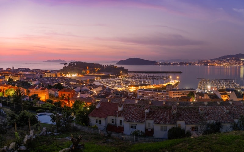 Baiona al caer la noche