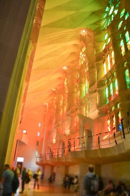 Las vidrieras que iluminan el templo