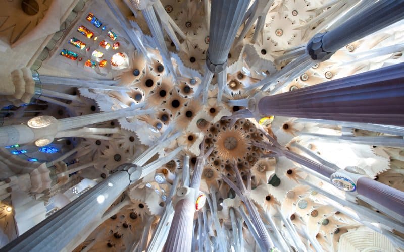 Interior de la Sagrada Familia, con un bosque de columnas