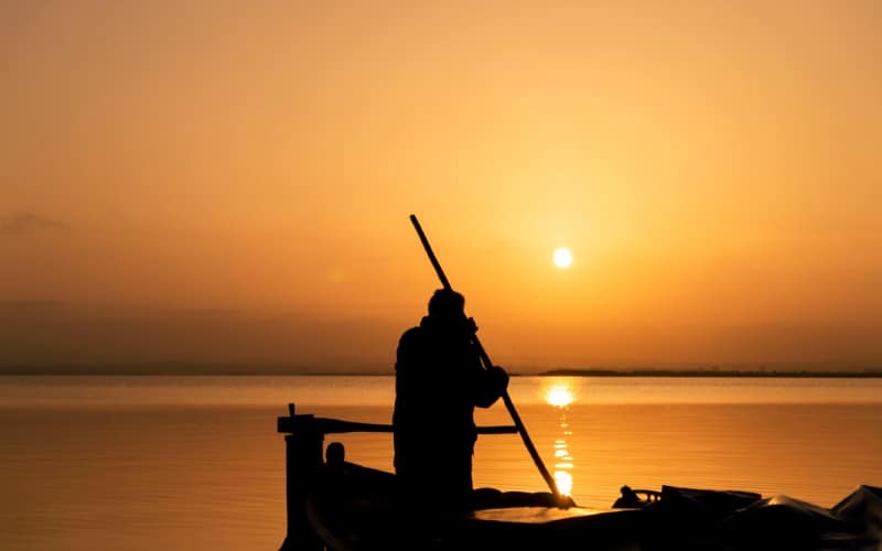 Barquero en una puesta de sol
