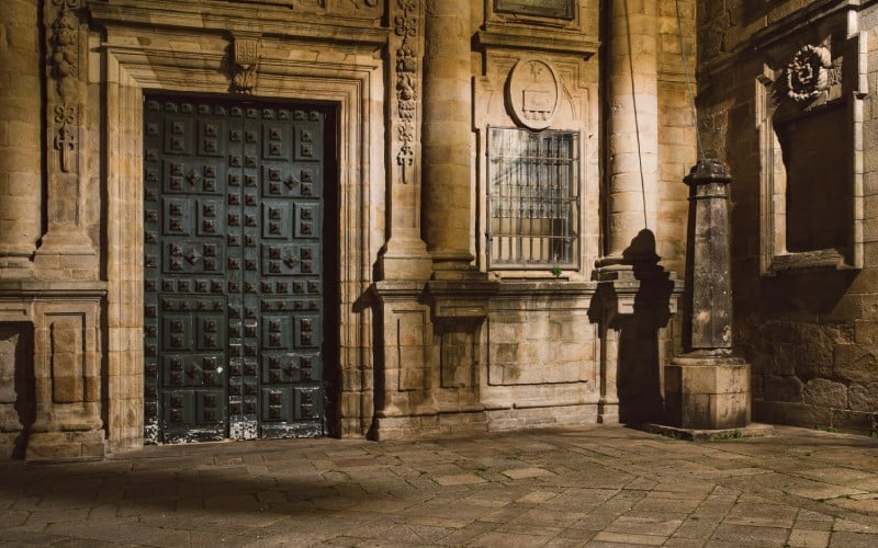 Sombra del peregrino en la plaza de la Quintana