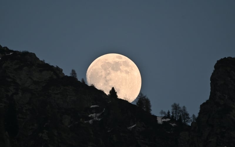 Montaña con la luna de fondo