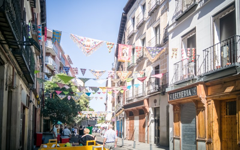Decoración de las calles durante la fiesta de La Paloma