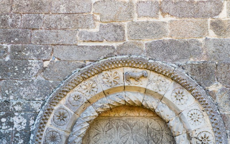 Detalles iconográficos del monasterio de San Miguel de Eire