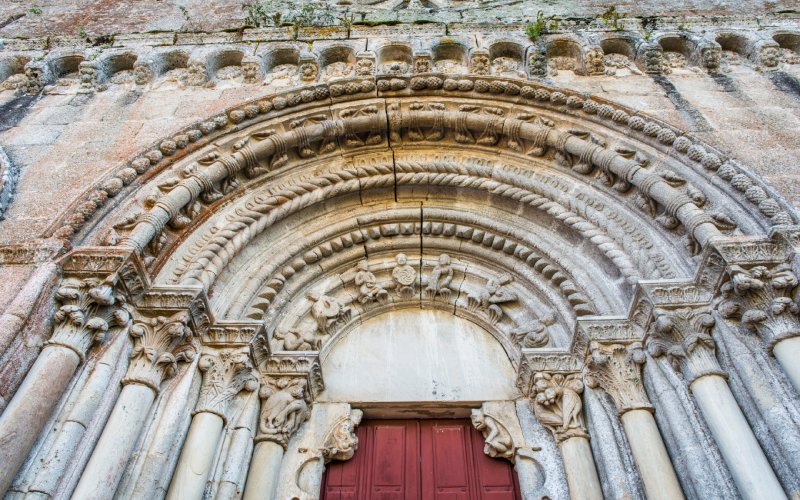 Detalles de la iglesia de Santo Estevo de Ribas de Miño