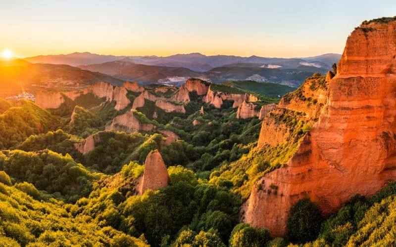 El sol empieza a caer sobre el peculiar paisaje de Las Médulas