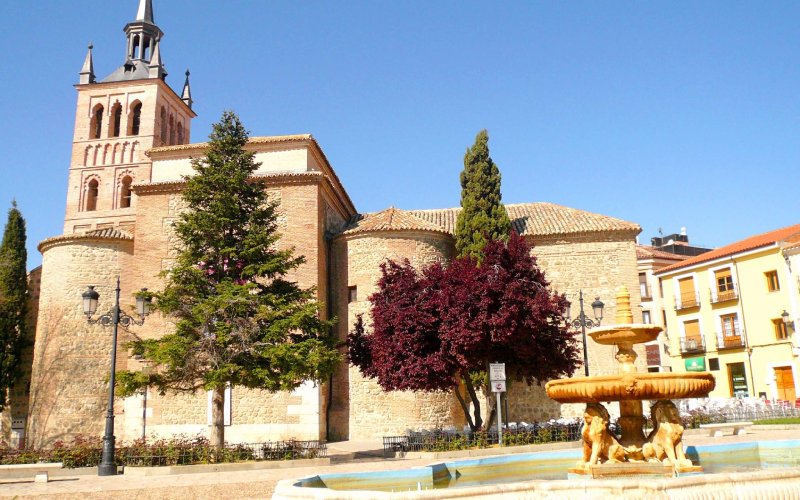 Iglesia de Santa María y fuente de los Leones