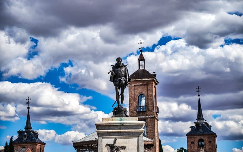 Escultura de Cervantes en Alcalá de Henares