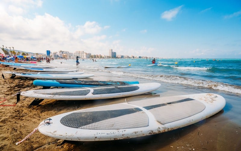 Tablas de surf preparadas en Peñíscola