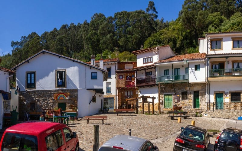 Casas típicas en el pueblo asturiano