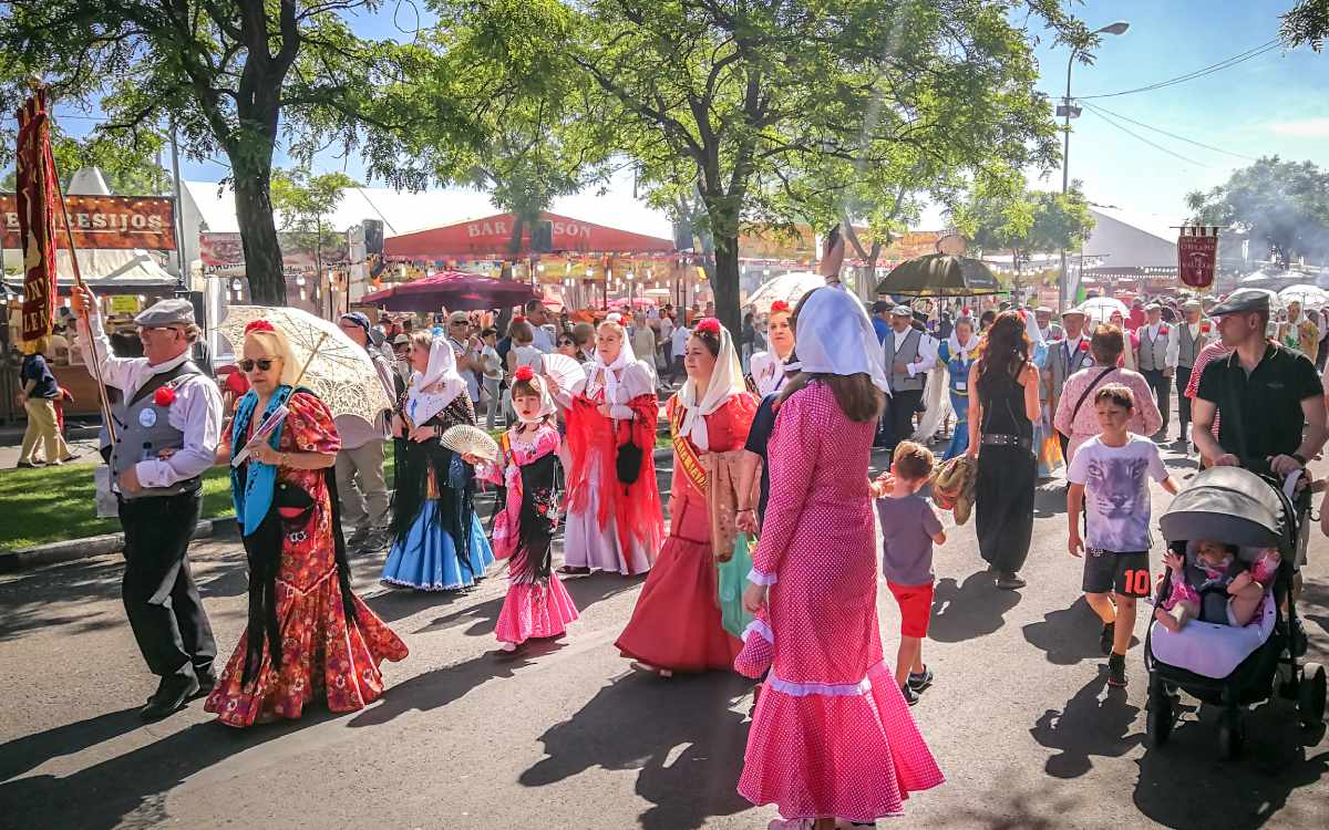 Fiestas de San Isidro con trajes tradicionales