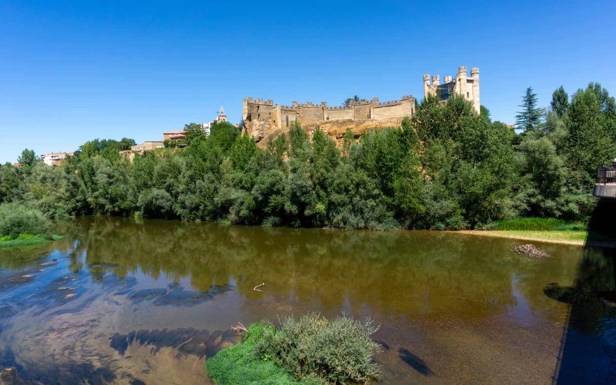Valencia de Don Juan, junto al río