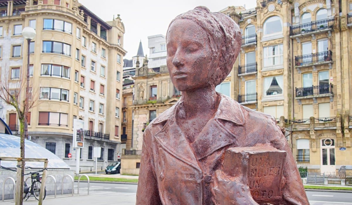 Escultura en honor a Clara Campoamor