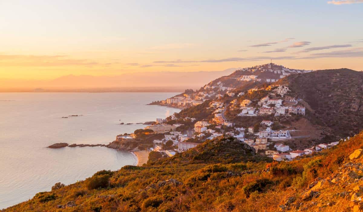 Atardecer en Costa Brava, uno de los mejores lugares para ir de camping en España