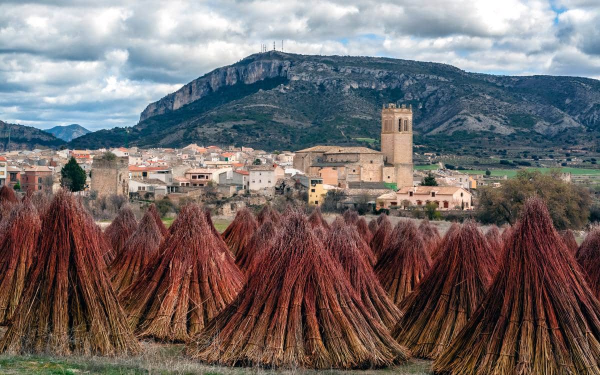 Pilas de mimbre junto al pueblo de Priego