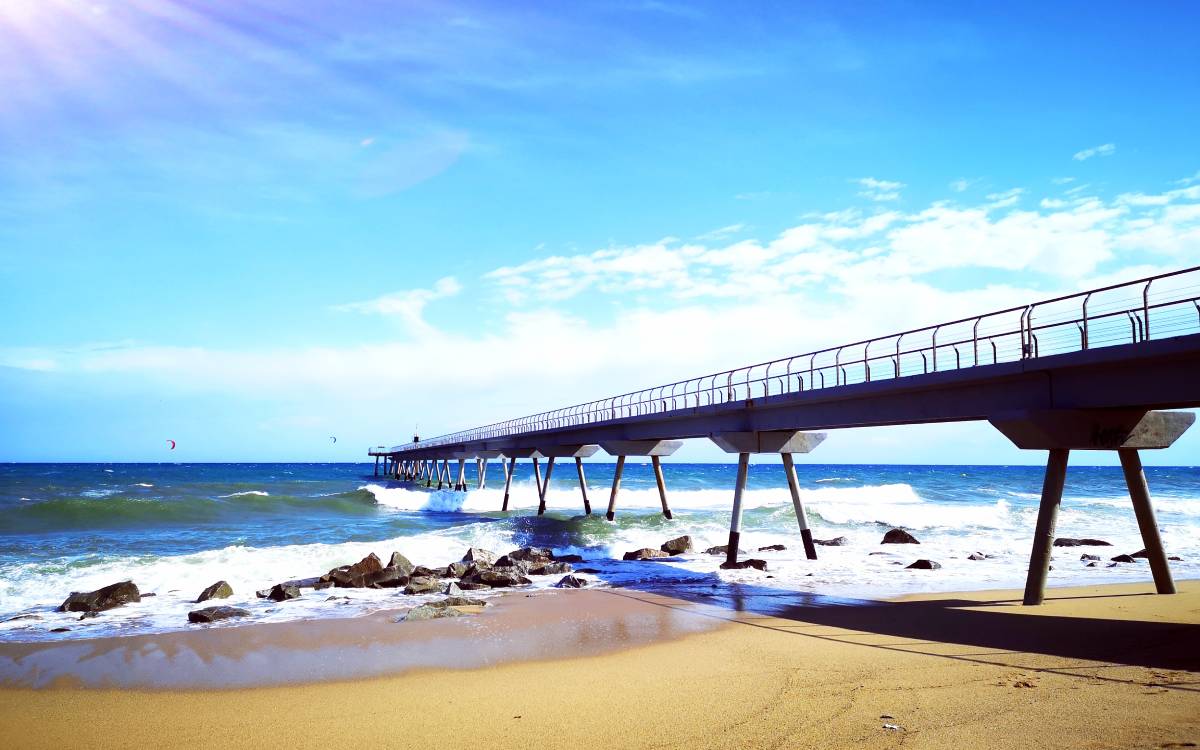 Pont de Petroli à la plage de Badalona