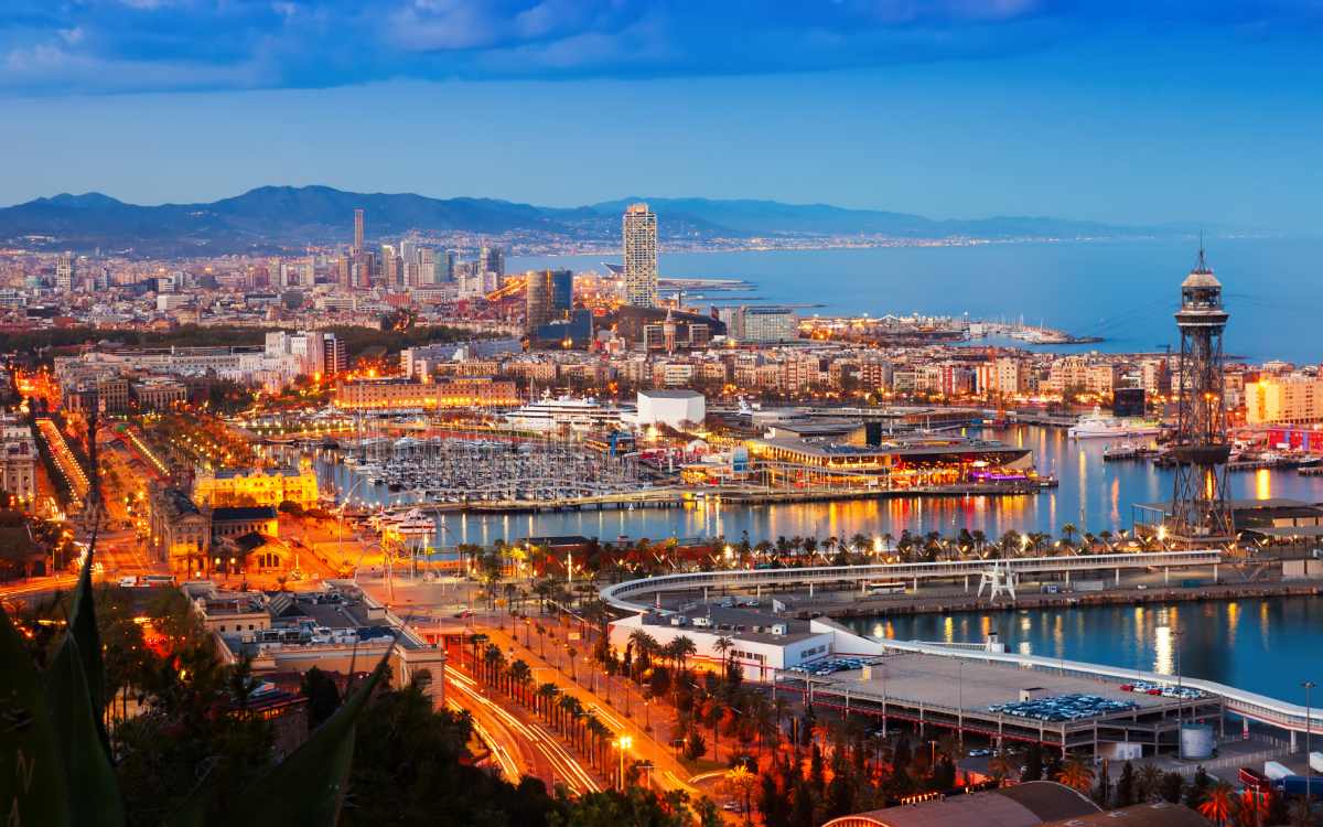 Puerto de Barcelona por la noche