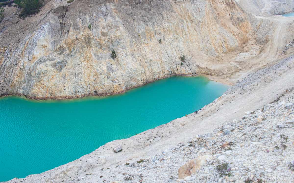 No hay que dejarse engañar por la belleza de las aguas del Chernóbil gallego