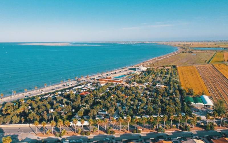Camping Ampolla Playa junto al mar