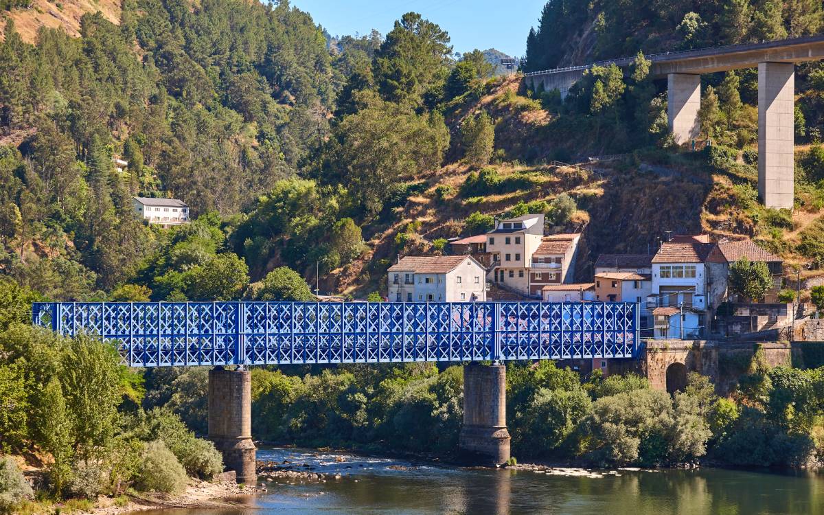 Puente por el que el ferrocarril cruza el Miño