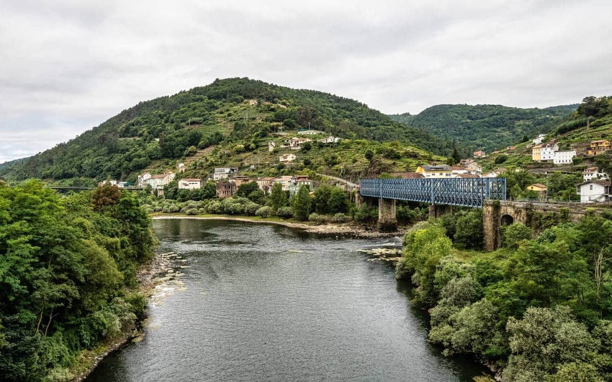 Punto donde convergen el río Sil y el río Miño en Os Peares