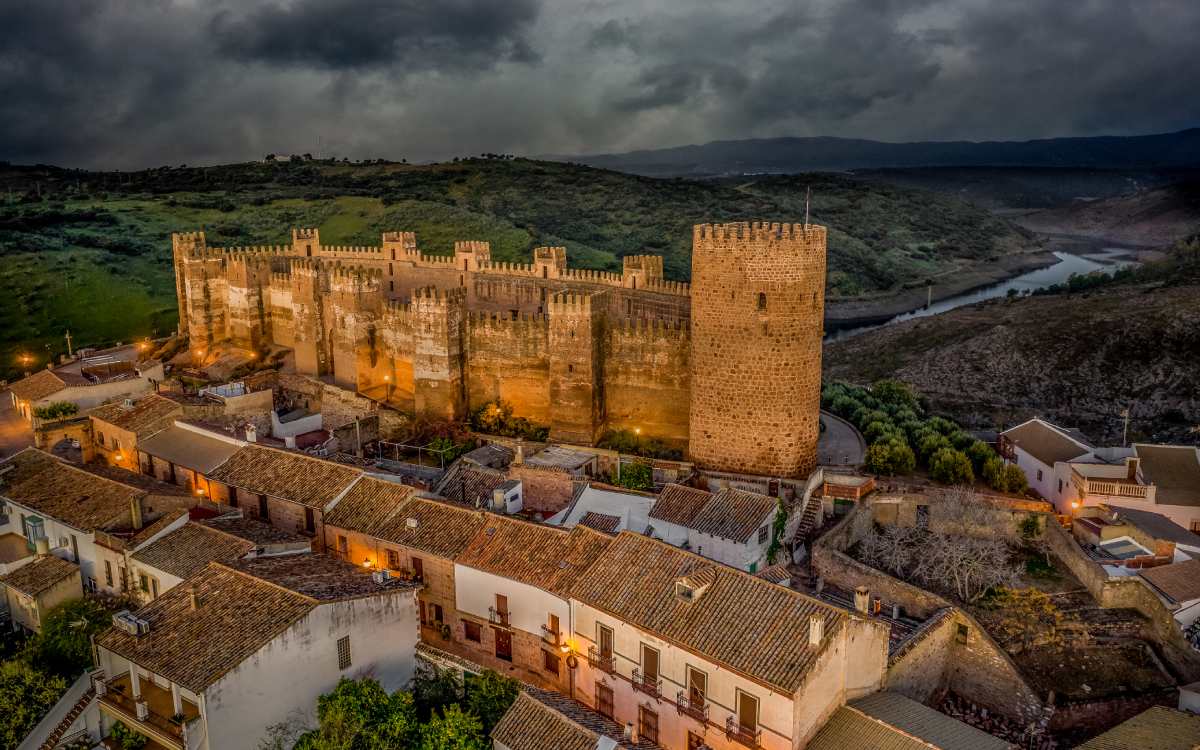 El impresionante castillo de Baños de la Encina