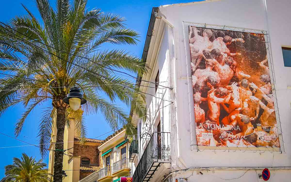 Cartel de la Tomatina en la Plaza del Pueblo