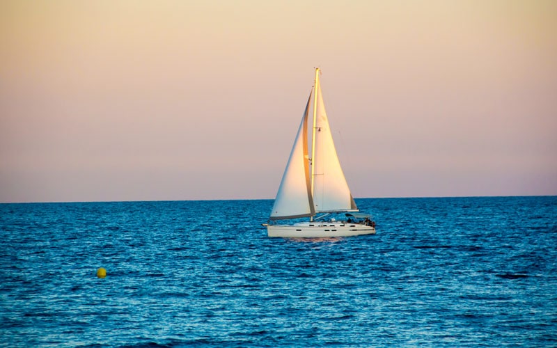 Velero romántico por la costa de Barcelona