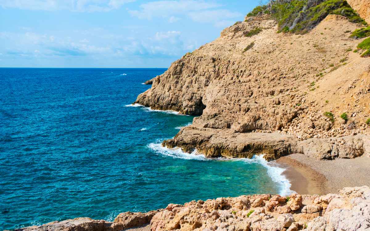 Exterior de la Cova del Llop Marí