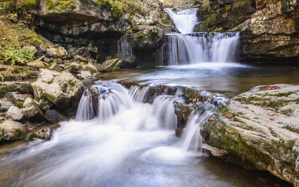 Cascadas de Puente Ra en la Sierra Cebollera