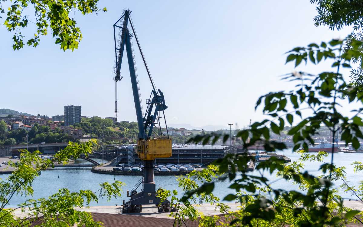 El puerto se encuentra entre Lezo y Pasajes