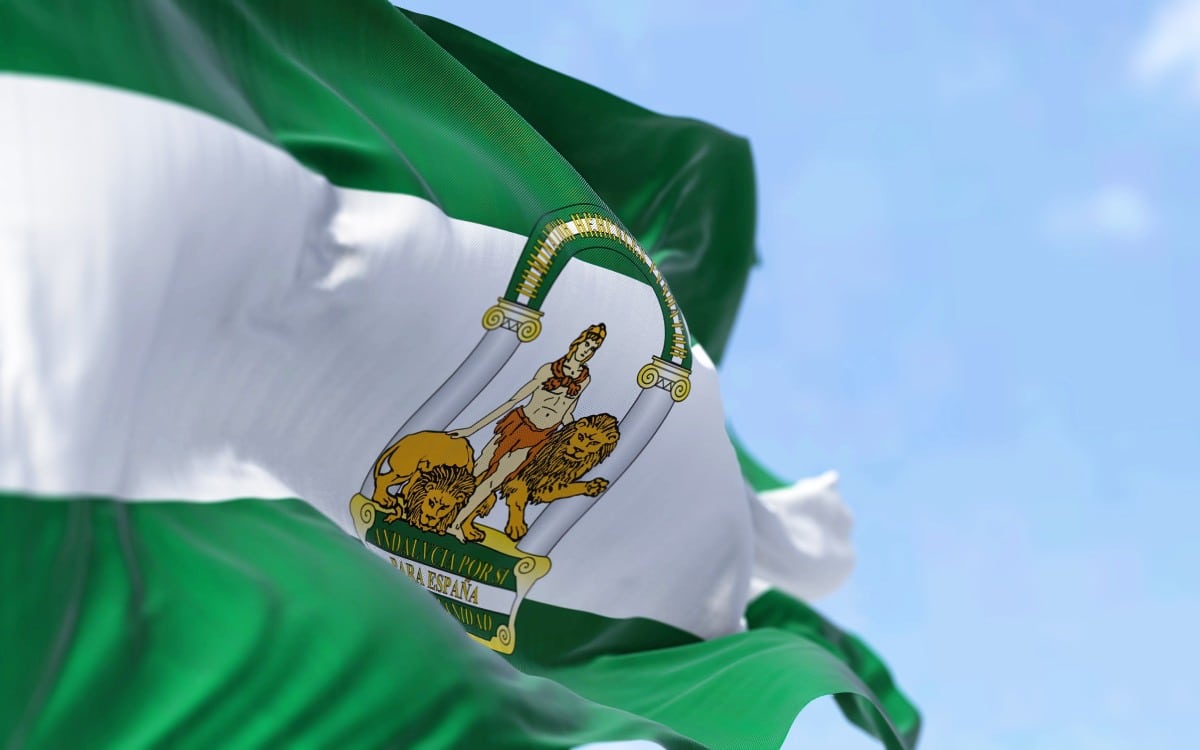 Bandera de Andalucía con el escudo