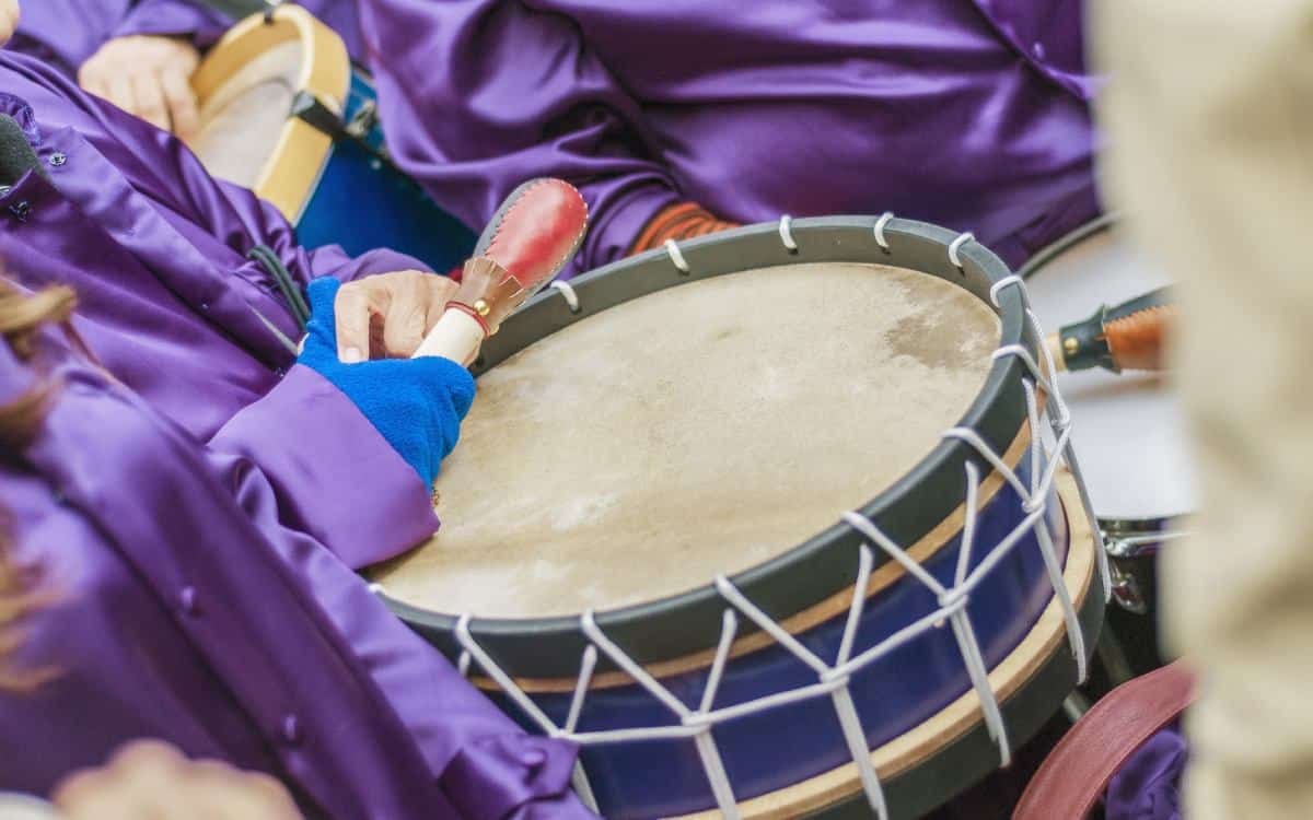 Túnicas moradas y tambores en Calanda
