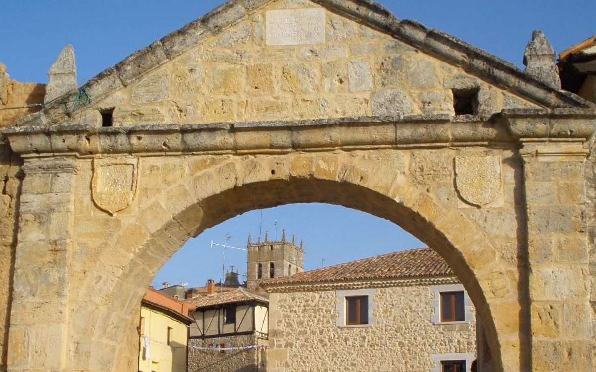 Arco de los Mesones en Gumiel de Izán