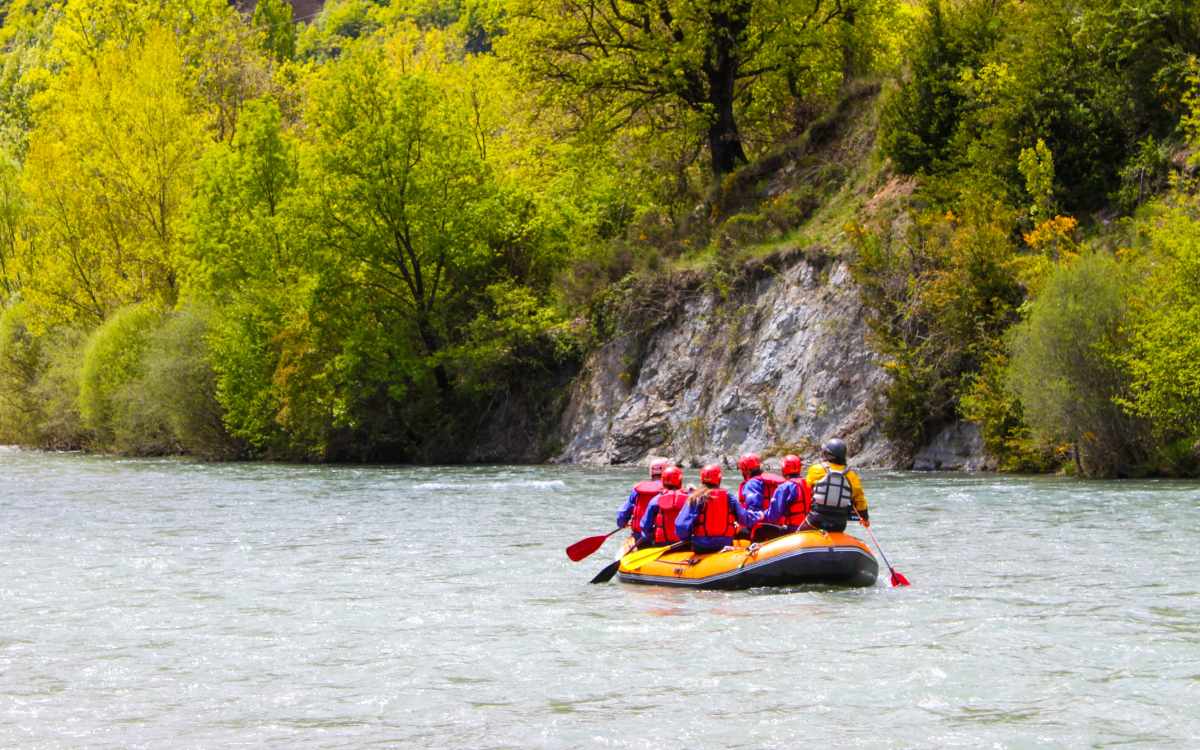 Un grupo de personas haciendo rafting en Huesca