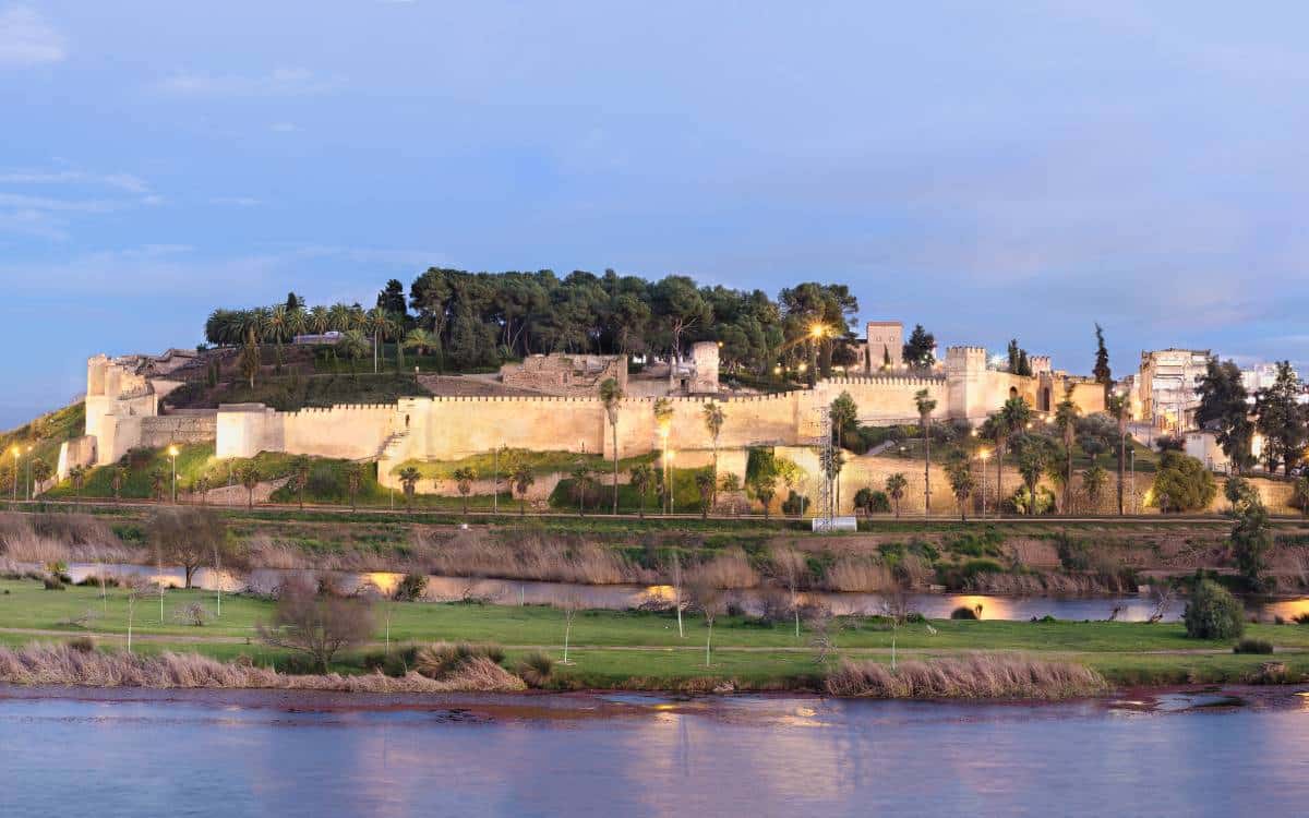 Fortificaciones junto al río