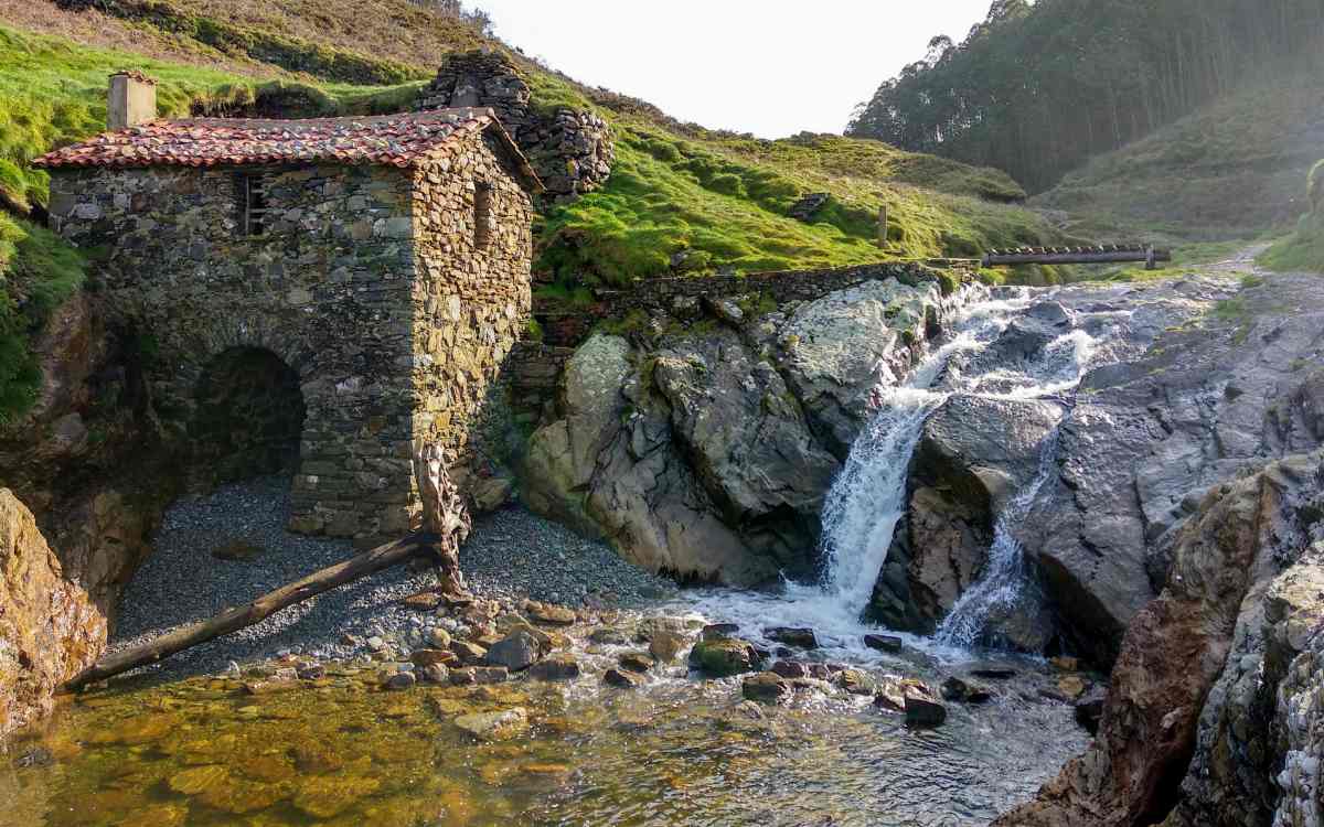 Antiguo molino en la playa