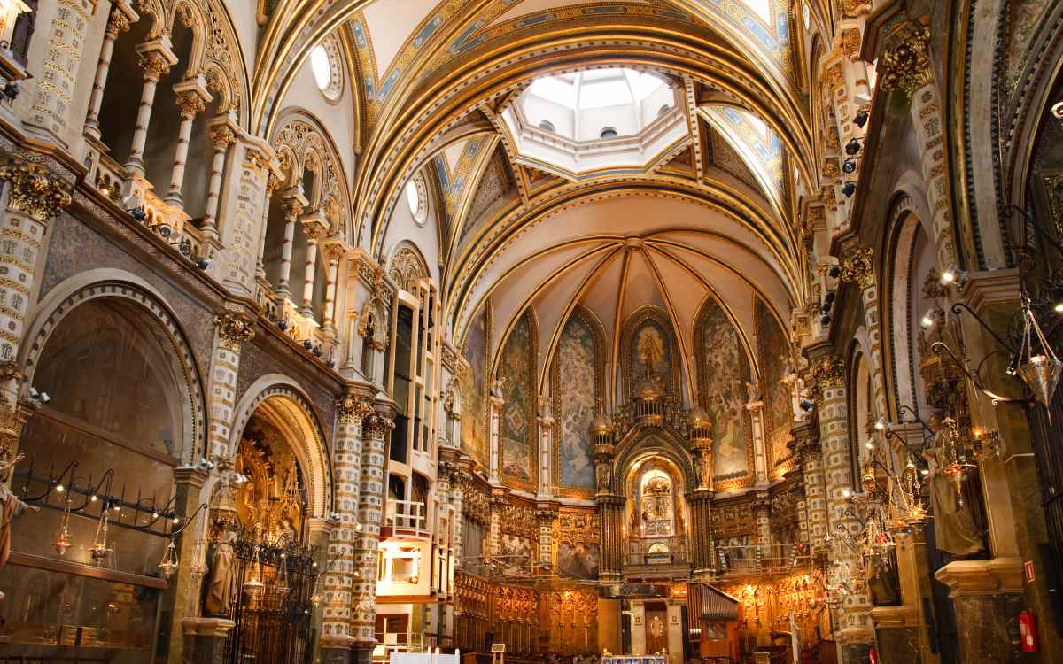 Interior de la basílica