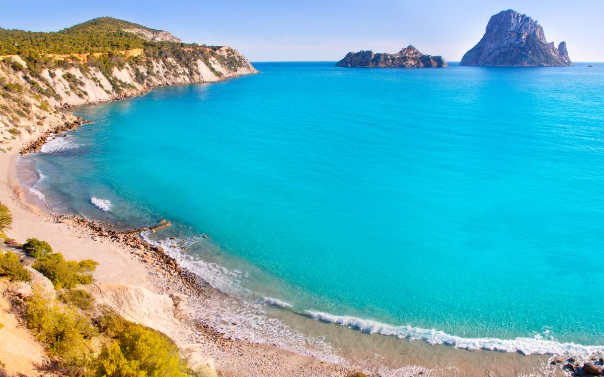 Islote Es Vedrà visto desde Cala d’Hort