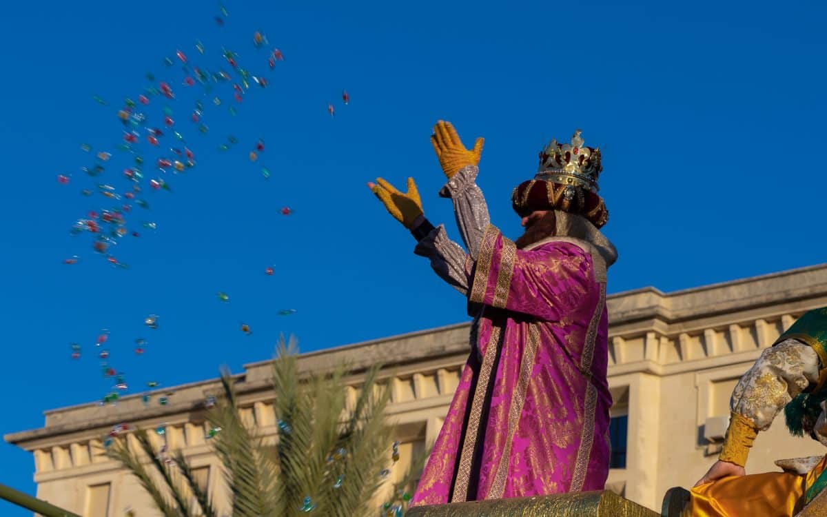 Los Reyes Magos lanzan caramelos a los niños