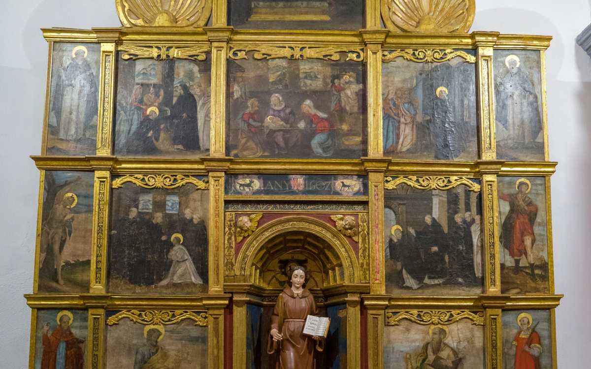 Los perros figuran en el retablo de la iglesia