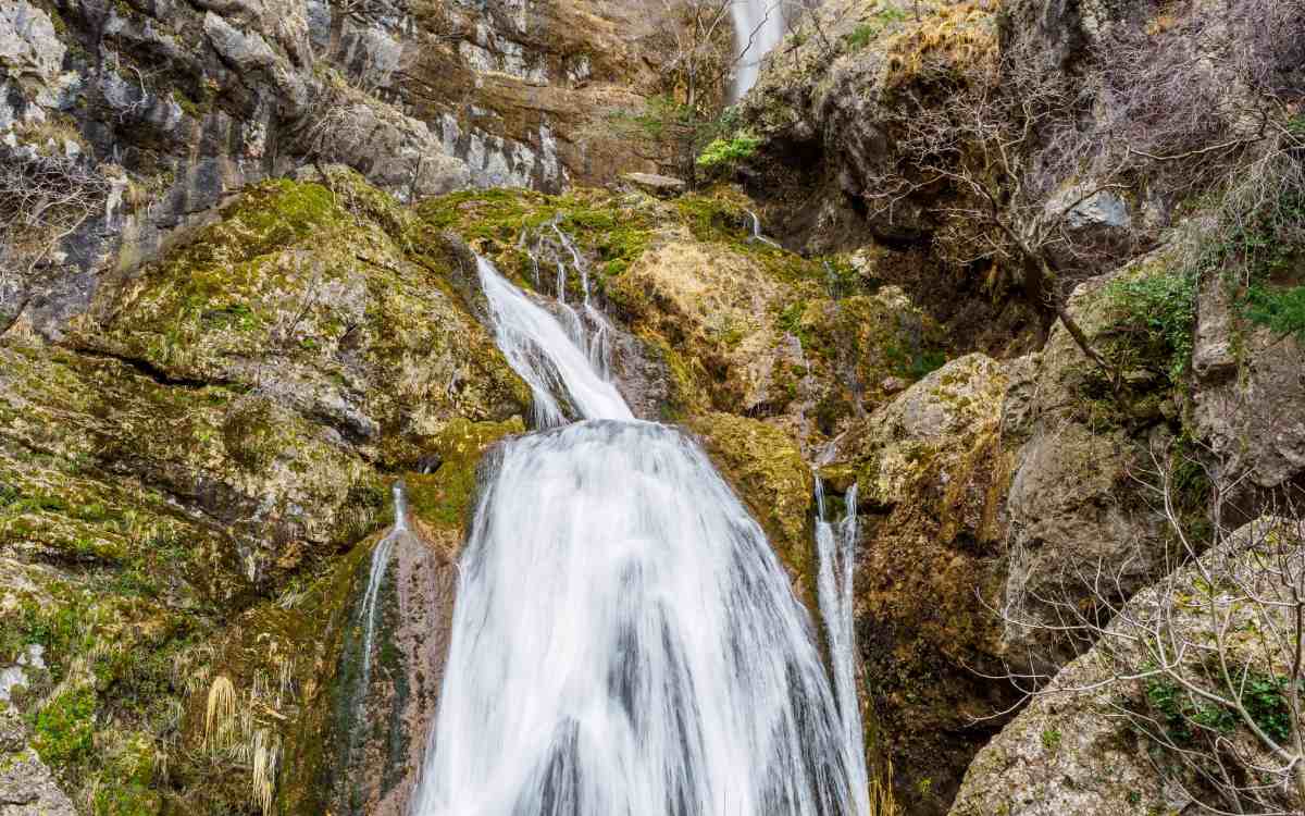 Cascada en el nacimiento del Río Mundo