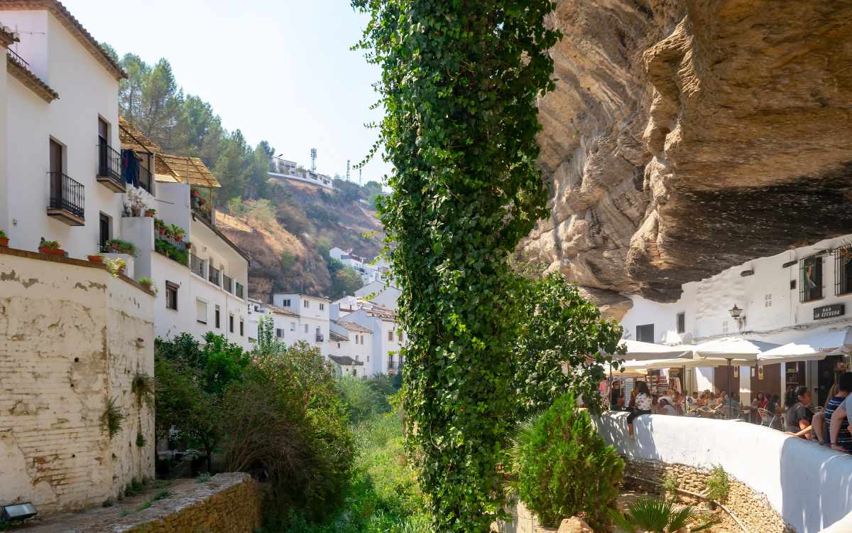 Calles resguardadas por la roca