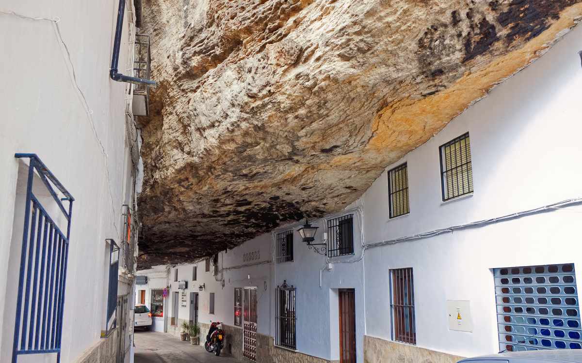Casas al abrigo de la piedra en Setenil de las Bodegas
