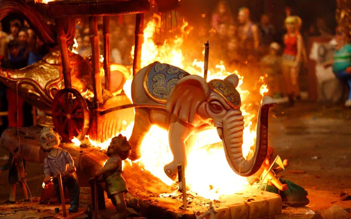 Quema de figuras en las Fallas de Valencia