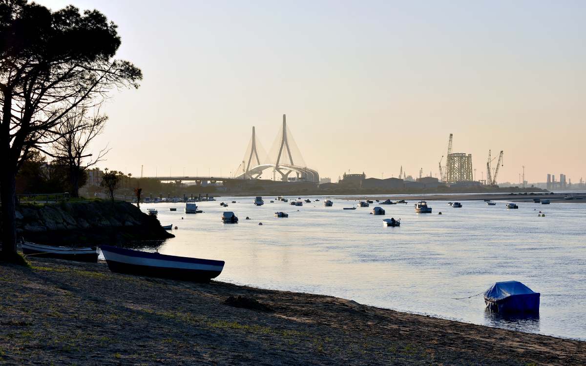 Bahía de Puerto Real en Cádiz con el puente de fondo