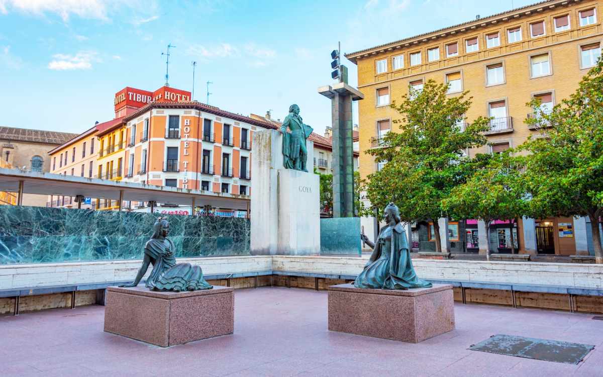Monumento a Goya en la Plaza del Pilar